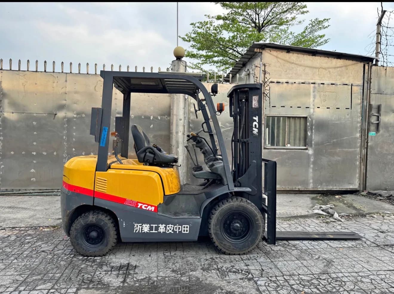 Hình ảnh thu nhỏ 2 của [XE NÂNG GIÁ RẺ] Xe nâng dầu 2 Tấn 5  TCM