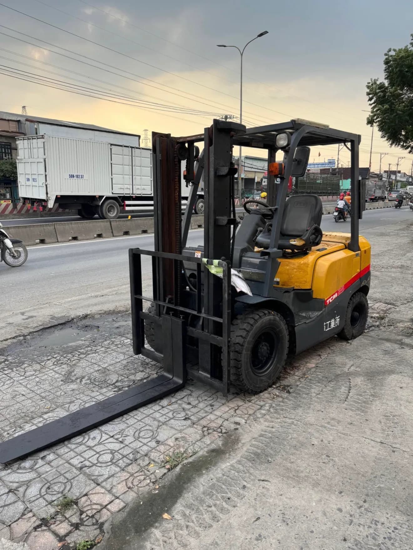 Hình ảnh thu nhỏ 3 của [XE NÂNG GIÁ RẺ] Xe nâng dầu 2 Tấn 5  TCM