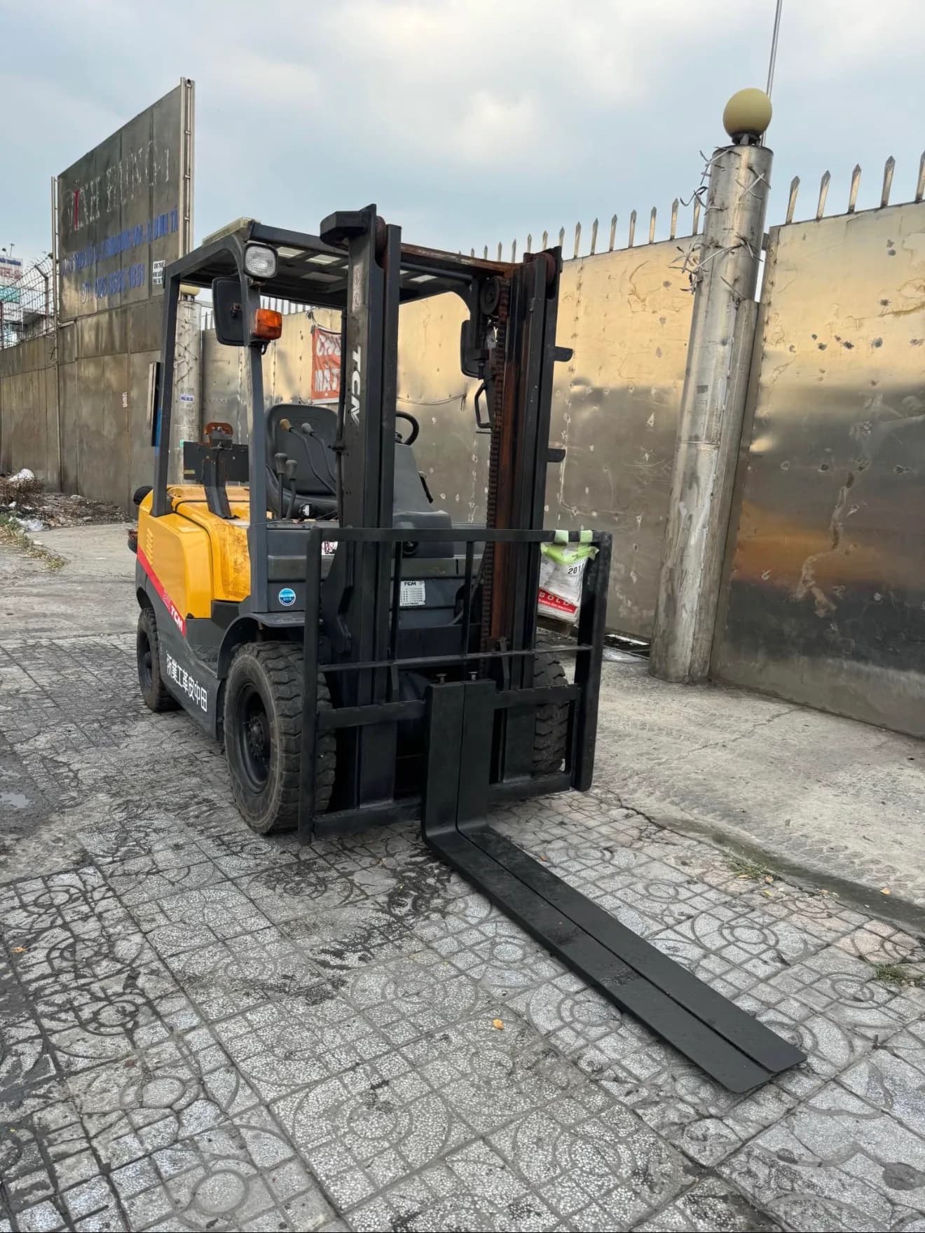Hình ảnh thu nhỏ 4 của [XE NÂNG GIÁ RẺ] Xe nâng dầu 2 Tấn 5  TCM